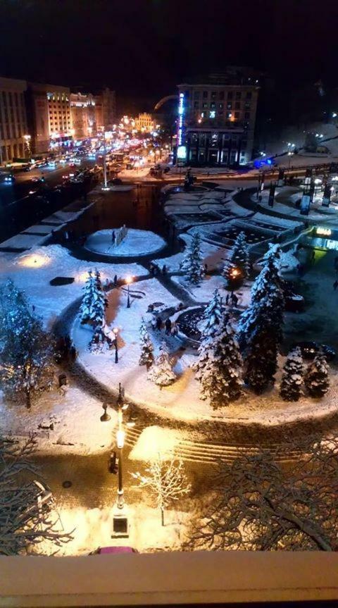 Independence Square - Khreschatyk. View On Independence Sq. Fountains Kijev Kültér fotó