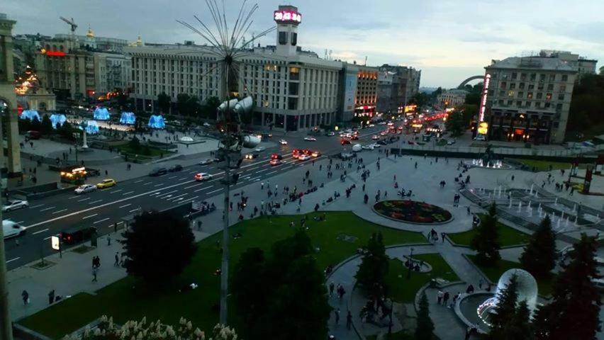 Independence Square - Khreschatyk. View On Independence Sq. Fountains Kijev Kültér fotó